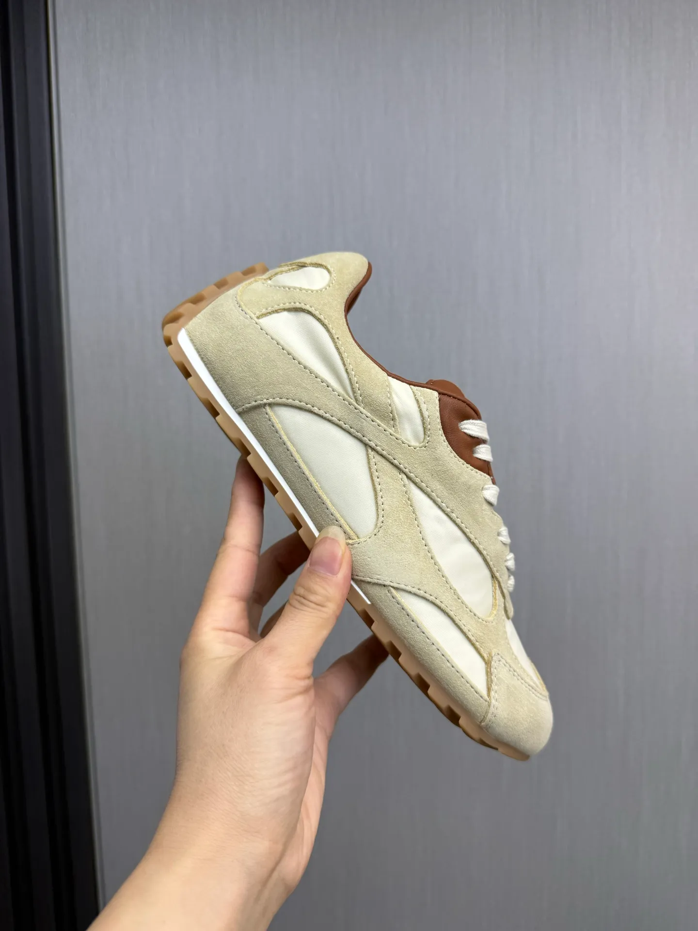 Men's men's shoes💰540💰 Bottega Veneta｜BV's new Forrest Gump shoes. Dexun shoes🩷💚 Sneaker technology nylon and suede, inspired by retro sneakers, light, comfortable, breathable and essential item. Original wear-resistant and non-slip rubber outsole❕❗️ Size: Female 35-40 (40 is custom-made and cannot be returned) Male 39-45 (45 is custom-made and cannot be returned or exchanged)
